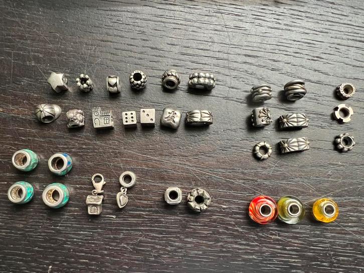 33 vintage zilveren, voornamelijk, Pandora bedels, Sieraden, Tassen en Uiterlijk, Bedels, Gebruikt, Pandora, Zilver, 4 bedels of meer