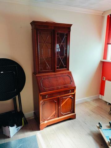 Engelse secretaire. Heldense bureau. Vitrinekast beschikbaar voor biedingen