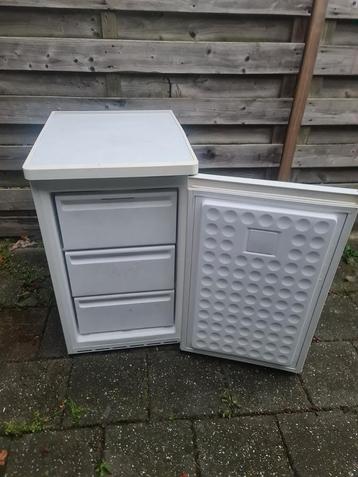 Kleine Vrijstaande Vrieskast met Lades beschikbaar voor biedingen