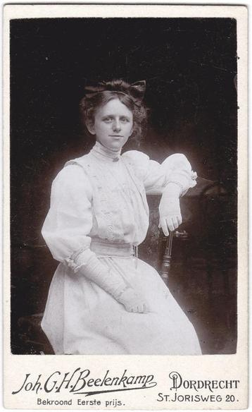 CDV - Vrouw Witte Jurk Stoel - Foto Beelenkamp Dordrecht beschikbaar voor biedingen
