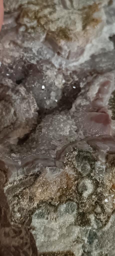 Grote plak roze Chalcedoon met kristallen, Verzamelen, Mineralen en Fossielen, Ophalen of Verzenden