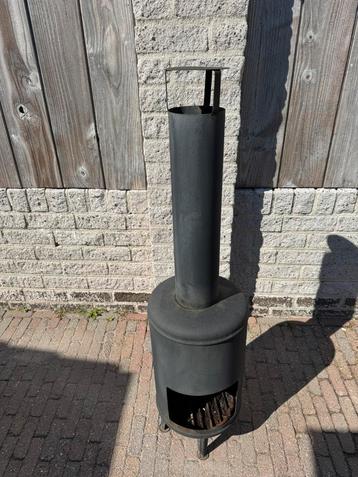 Houtkachel buiten beschikbaar voor biedingen