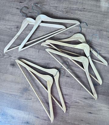 7x kledinghangers rechte vorm blank hout beschikbaar voor biedingen