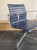 3 Vitra Eames EA 108 stoelen, aluminium, donkerblauw leer, Huis en Inrichting, Vitra, Blauw, Design, Ophalen of Verzenden
