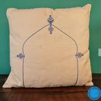 Hand geborduurd uniek kussen Fairtrade DEUR BLAUW, Ophalen of Verzenden, Nieuw, Wit, Vierkant