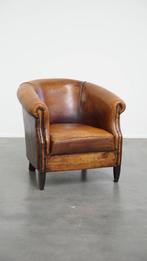 Tijdloze clubfauteuil gemaakt van schapenleer met siernagels, Huis en Inrichting, Fauteuils, Ophalen, Gebruikt, ., .
