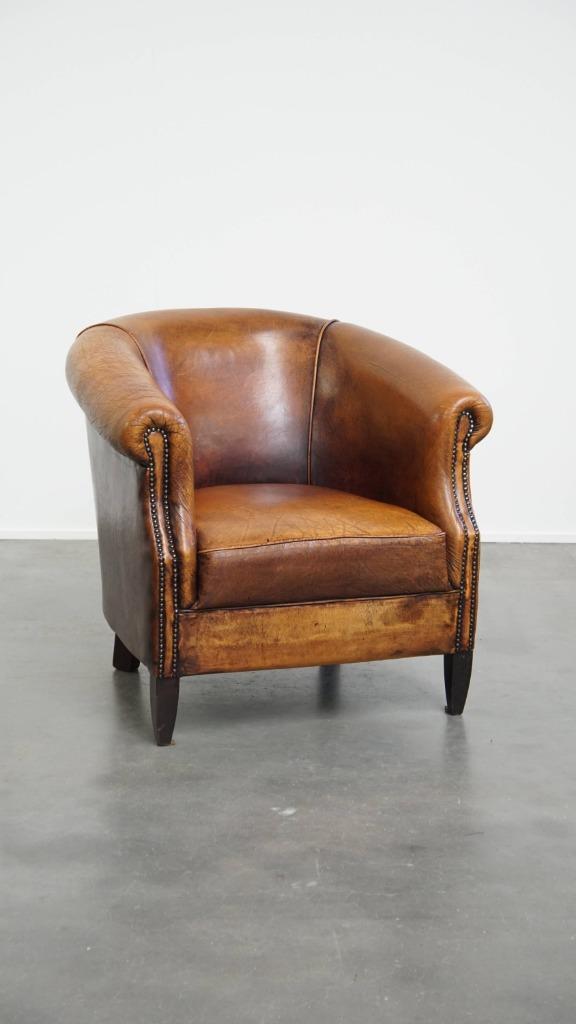 Tijdloze clubfauteuil gemaakt van schapenleer met siernagels, Huis en Inrichting, Fauteuils, Gebruikt, Leer, 75 tot 100 cm, 75 tot 100 cm