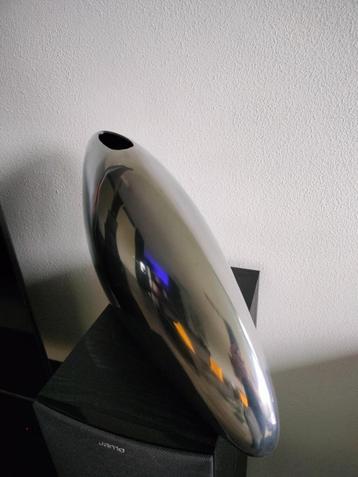 Vaas Metaal Chrome Tank Sculptuur Design Minimalistisch beschikbaar voor biedingen