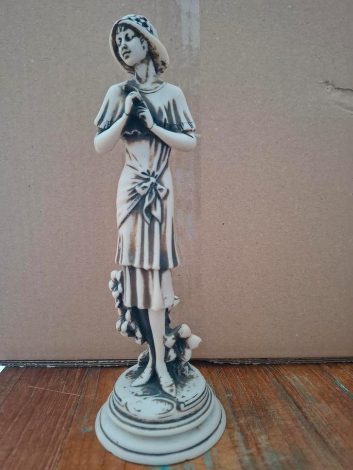 Art Deco Beeld Dame met Bloemen, Huis en Inrichting, Woonaccessoires | Zuilen en Pilaren, Gebruikt, Ophalen of Verzenden