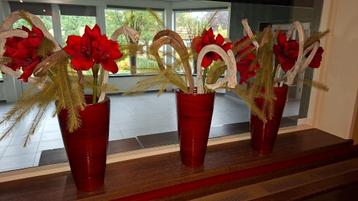 Vazen met kunstbloemen beschikbaar voor biedingen