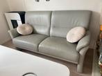 Leren senioren bank, licht grijs, Ophalen, 150 tot 200 cm, Tweepersoons, Zo goed als nieuw