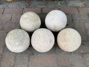 Oude natuurstenen ballen, kanonskogels, bollen beschikbaar voor biedingen
