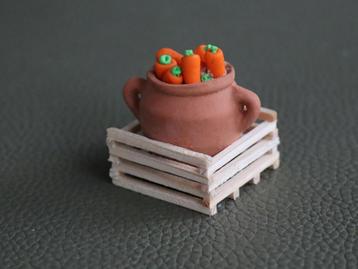 Terracotta kruiken m.groente en fruit in houten kratjes. beschikbaar voor biedingen