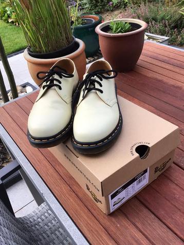 Dr.Martens. beschikbaar voor biedingen