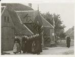 Terschelling op Zondag in klederdracht  [KRST005-4647, Verzenden, 1960 tot 1980, Ongelopen, Waddeneilanden