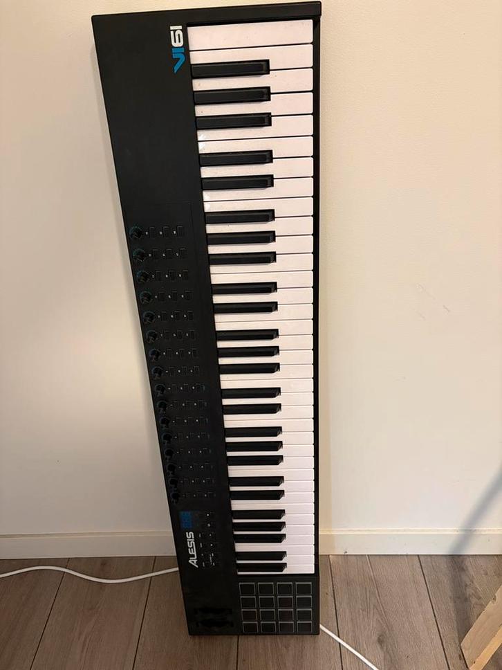 Alesis VI61 MIDI Keyboard met Drumpads, Muziek en Instrumenten, Midi-apparatuur, Zo goed als nieuw, Ophalen