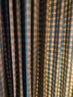 Twee brede geel groen geblokte gordijnen met houten roede, Gebruikt, Ophalen of Verzenden, 200 cm of meer, Cottage