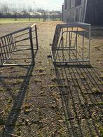 Twee hooiruiven, Stalling