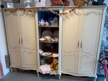 Brocante kledingkast kast barok Queen Ann hangkast gangkast beschikbaar voor biedingen
