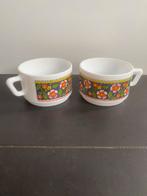 Twee vintage kopjes met bloemmotief arcopal scania-motief, Huis en Inrichting, Keuken | Servies, Keramiek, Ophalen of Verzenden