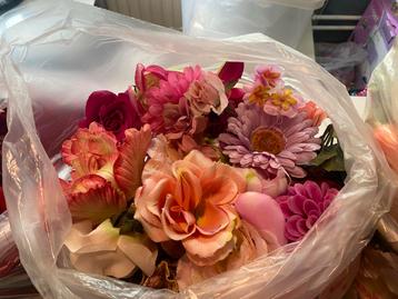 Partij Kunstbloemen - Diverse Kleuren en Soorten beschikbaar voor biedingen