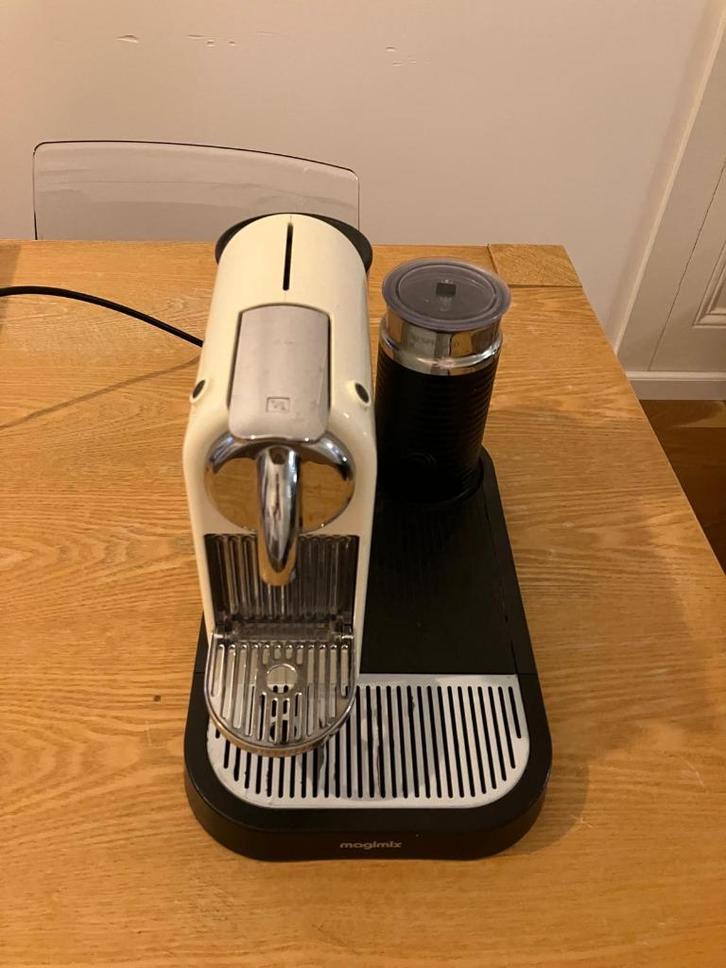 Nespresso Magimix M190 met melkopschuimer | Recent ontkalkt, Witgoed en Apparatuur, Koffiezetapparaten, Gebruikt, Koffiepads en cups