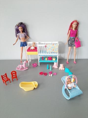 Barbie en Skipper, 2 baby's,  meubel,  badje, accessoires beschikbaar voor biedingen