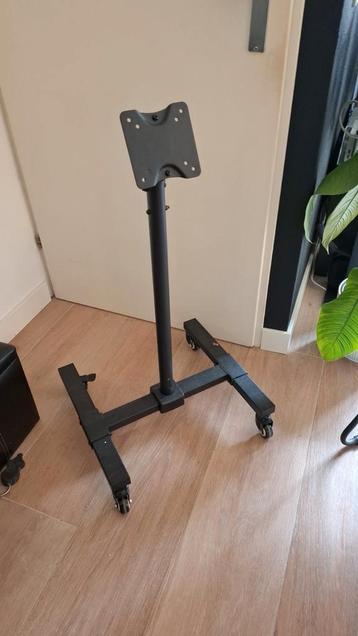 TV/Monitor standaard met wielen, in hoogte verstelbaar beschikbaar voor biedingen