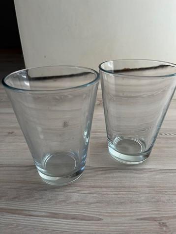 2x glazen vaas beschikbaar voor biedingen
