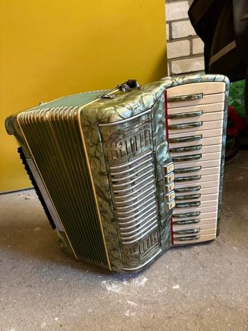 Accordeon beschikbaar voor biedingen