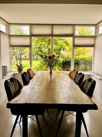 Grote houten eettafel met metalen U-poten beschikbaar voor biedingen