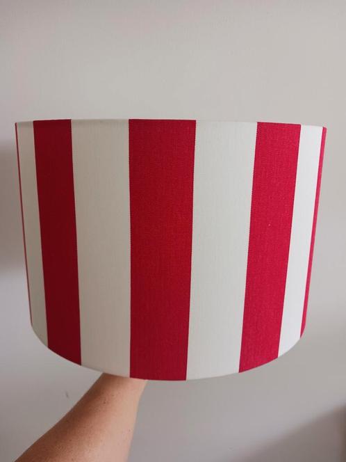 Handgemaakte lampenkap brede streep rood en wit 35 cm, Huis en Inrichting, Lampen | Lampenkappen, Ophalen of Verzenden