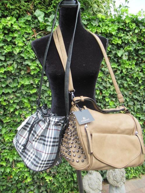 TASSEN 2 heel verschillend Tas Taupe kleur en Tas gerjuit nw, Sieraden, Tassen en Uiterlijk, Tassen | Damestassen, Nieuw, Overige typen
