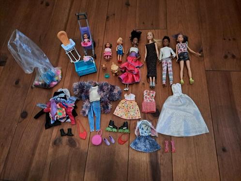 Barbies met babyset en brokjes etende hond, Kinderen en Baby's, Speelgoed | Poppen, Gebruikt, Barbie, Ophalen
