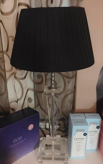 Twee identieke mooie tafellampen beschikbaar voor biedingen