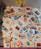 Doos2, gevarieerde doos kilowaar Wereld ca 1100 gr incl doos, Postzegels en Munten, Postzegels | Volle albums en Verzamelingen