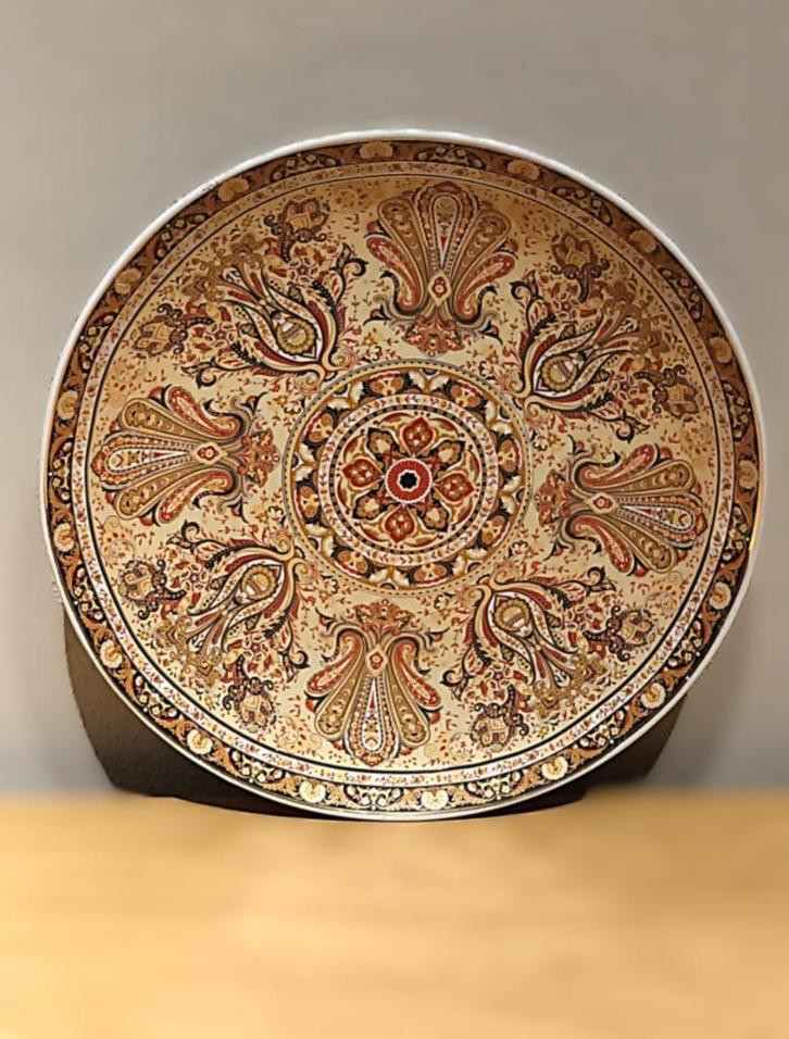 Ronde Arabische schaal met kleurrijke accenten, Antiek en Kunst, Antiek | Schalen, Ophalen of Verzenden