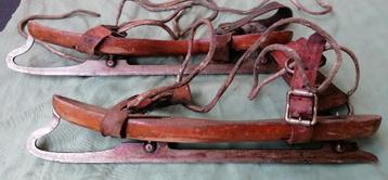 paar oude houten schaatsen