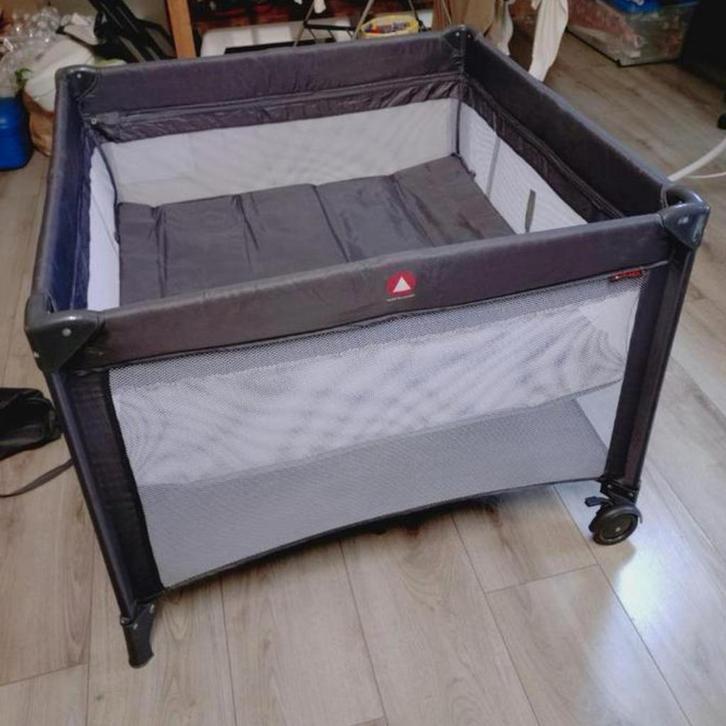 Vierkante box met wieltjes topmark kleur zwart met matras, Kinderen en Baby's, Boxen, Zo goed als nieuw, Vierkant, Wieltjes, Ophalen