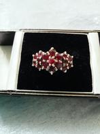 Mooie Sierlijke Zilveren Ring met 3 Bloemetjes met Robijn, Verzenden, Zilver, Ring, Met edelsteen