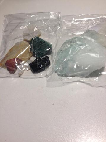 12 zakjes + 2 stuks half edelstenen beschikbaar voor biedingen