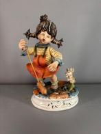 Capodimonte Meneghetti beeldje - meisje met bezem, Verzamelen, Beelden en Beeldjes, Ophalen of Verzenden, Zo goed als nieuw, Mens