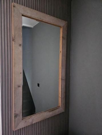 Mooie Spiegel met Houten Frame beschikbaar voor biedingen
