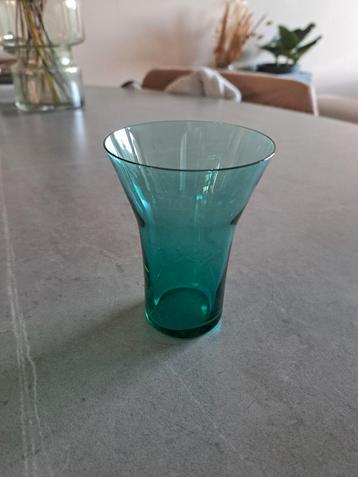 Klein design vaasje (of glas), groen beschikbaar voor biedingen