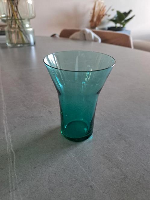 Klein design vaasje (of glas), groen, Antiek en Kunst, Antiek | Glas en Kristal, Ophalen of Verzenden
