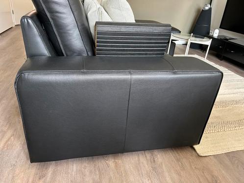 Kivik zwarte lederen zij leuningen, Huis en Inrichting, Banken | Sofa's en Chaises Longues, Nieuw, Minder dan 150 cm, 75 tot 100 cm