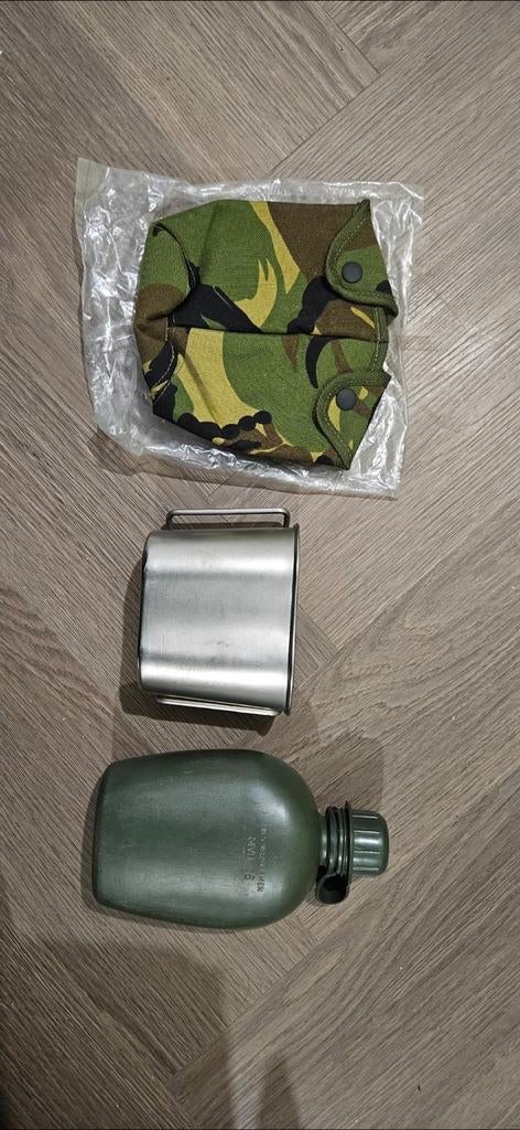 stalen mok met veldfles en opberg hoes, Ophalen of Verzenden, Landmacht, Nederland, Overige typen