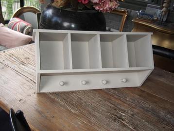 Houten wankastje/Hangrek/Kapstok beschikbaar voor biedingen