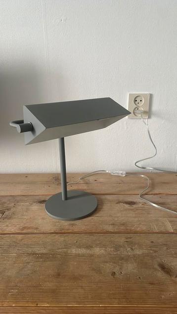Metalen bureaulamp beschikbaar voor biedingen