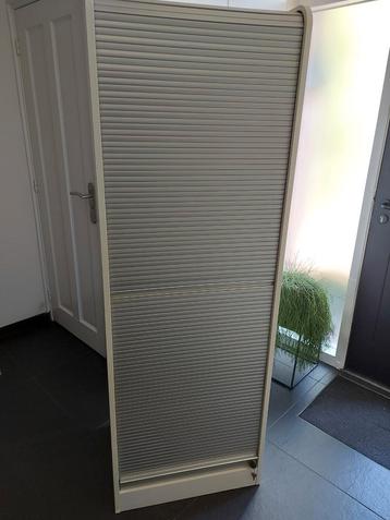 Kast roldeur, computerkast. beschikbaar voor biedingen
